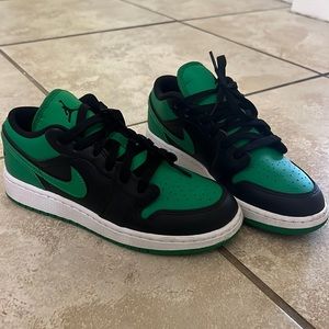 Nike Boys size 5 LIKE NEW